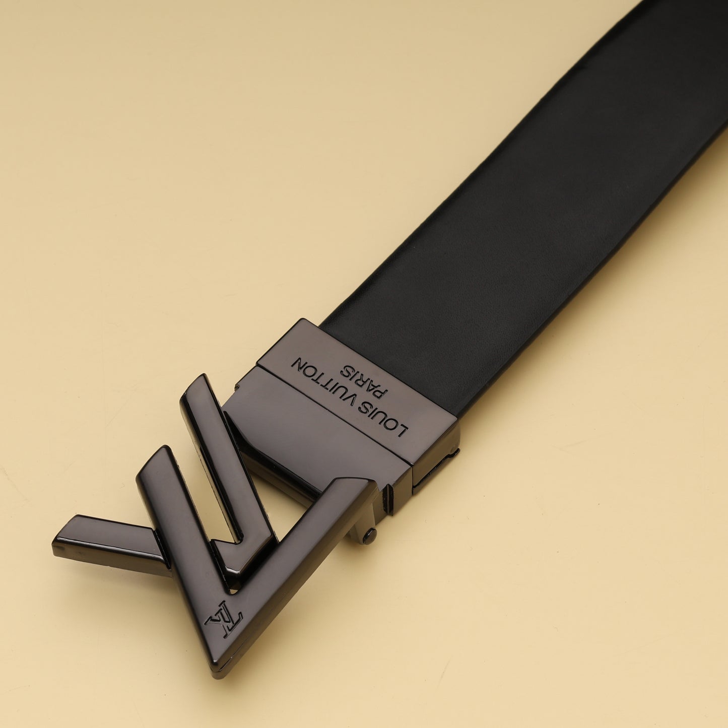 Louis Vuitton Black Leather LV Buckle Belt